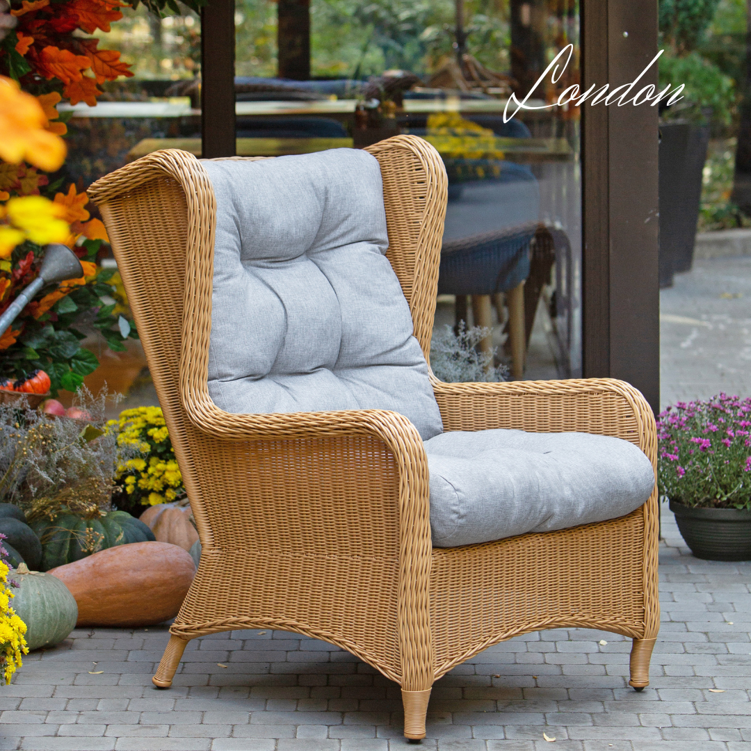 "LONDON LUX LOUNGE" Beige Wicker Outdoor Sofa with 2 Chairs, 2 Poufs And Table - 5 Seat