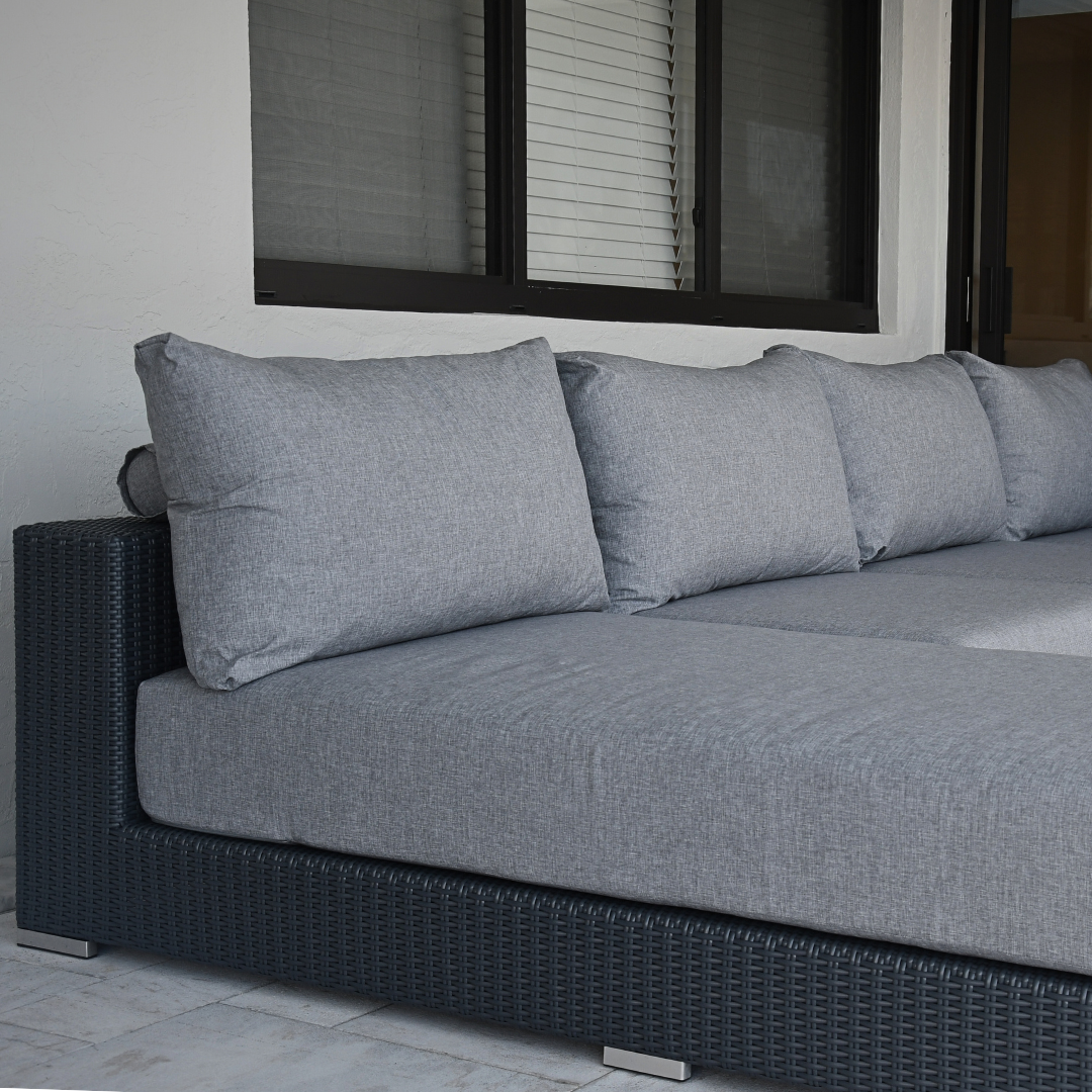 LA VIDA RELAX. Sectional Wicker Lounge Set. Includes 5 Modules, 5 Mattresses, 6 Big Cushions, 6 Roll Cushions And Table