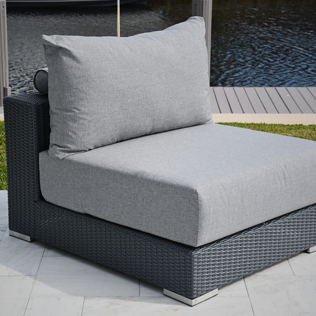 LA VIDA Sectional Wicker Lounge Set. Includes 6 Modules, 6 Mattresses, 8 Big Cushions, 8 Roll Cushions And Table