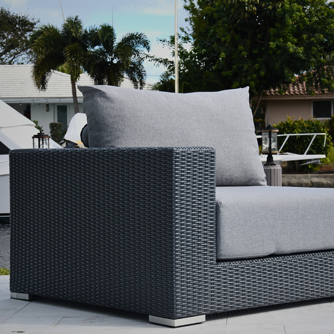 LA VIDA Sectional Wicker Lounge Set. Includes 6 Modules, 6 Mattresses, 8 Big Cushions, 8 Roll Cushions And Table