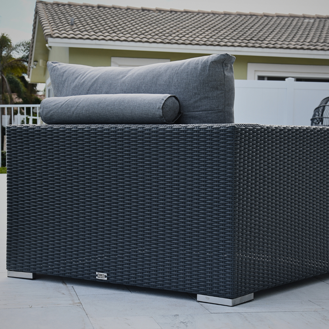 LA VIDA Sectional Wicker Lounge Set. Includes 6 Modules, 6 Mattresses, 8 Big Cushions, 8 Roll Cushions And Table