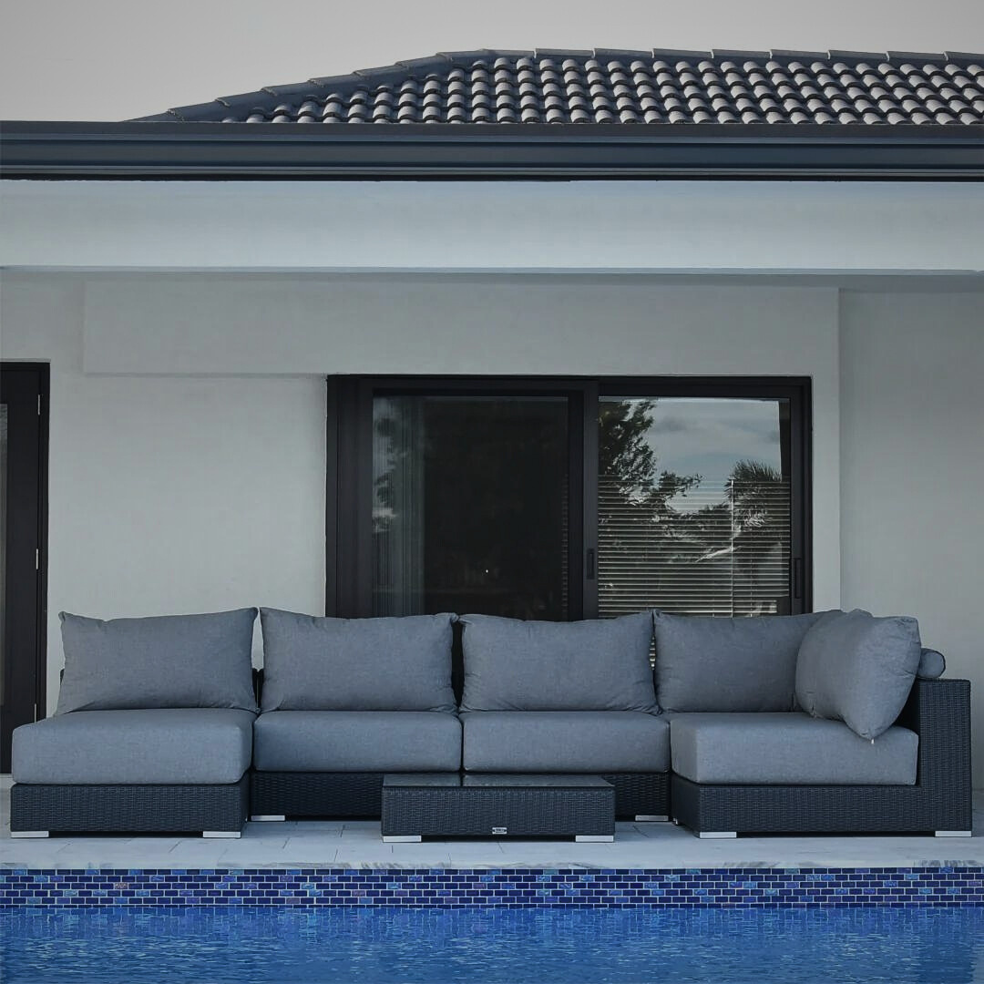 LA VIDA RELAX. Sectional Wicker Lounge Set. Includes 5 Modules, 5 Mattresses, 6 Big Cushions, 6 Roll Cushions And Table