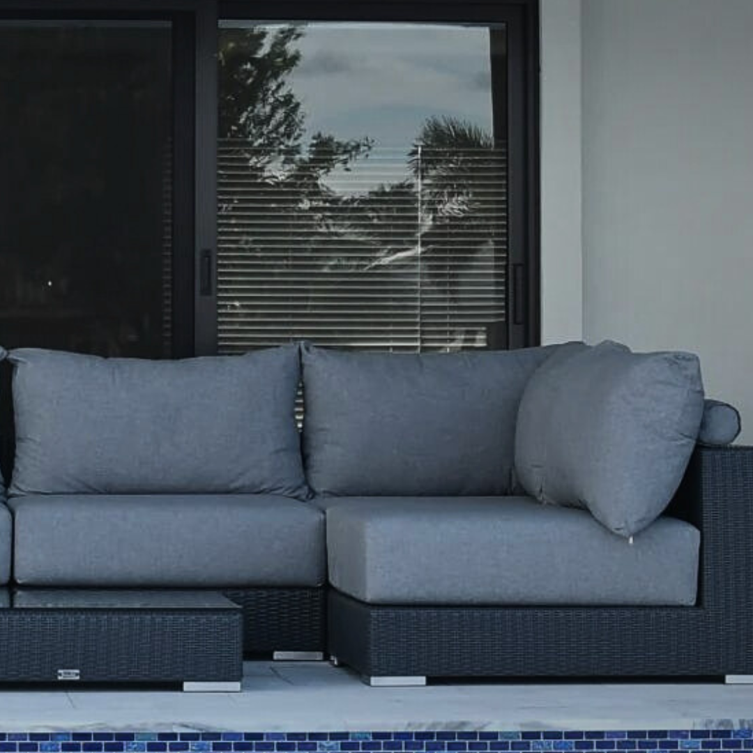 LA VIDA Sectional Wicker Lounge Set. Includes 6 Modules, 6 Mattresses, 8 Big Cushions, 8 Roll Cushions And Table