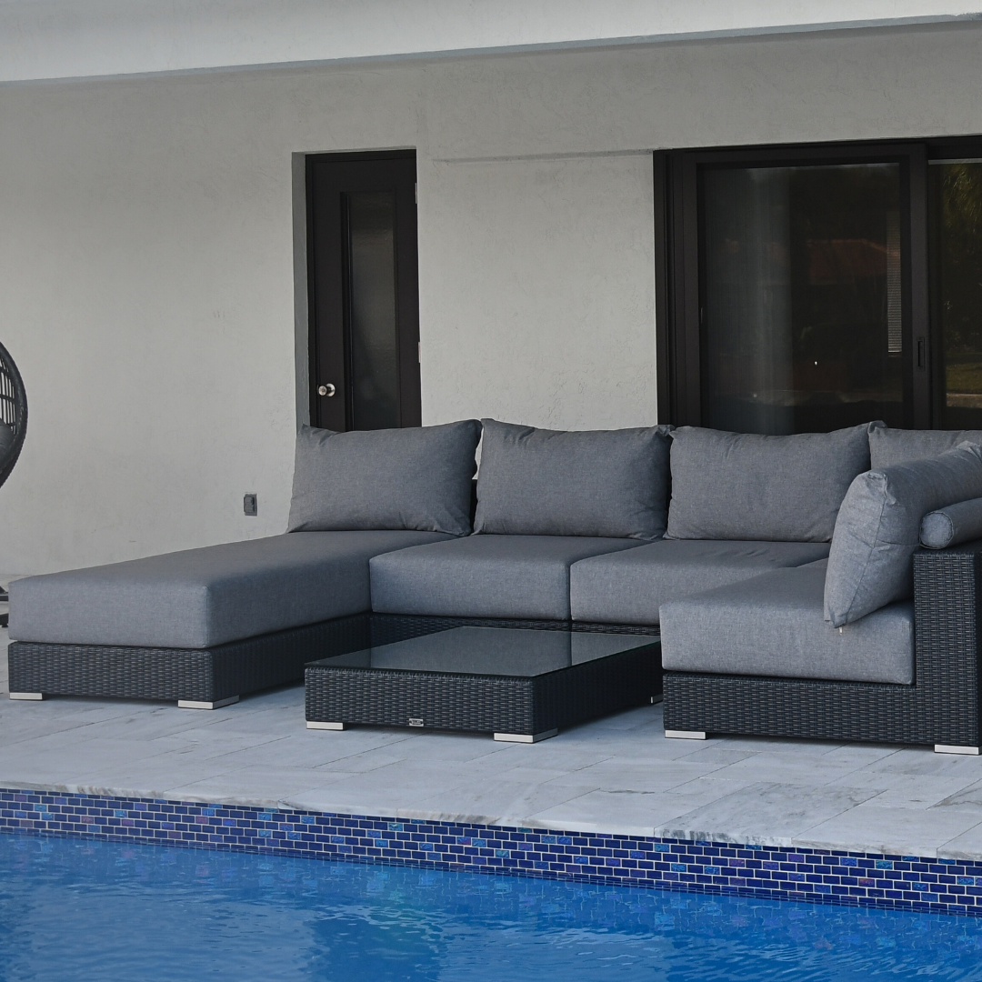 LA VIDA RELAX. Sectional Wicker Lounge Set. Includes 5 Modules, 5 Mattresses, 6 Big Cushions, 6 Roll Cushions And Table