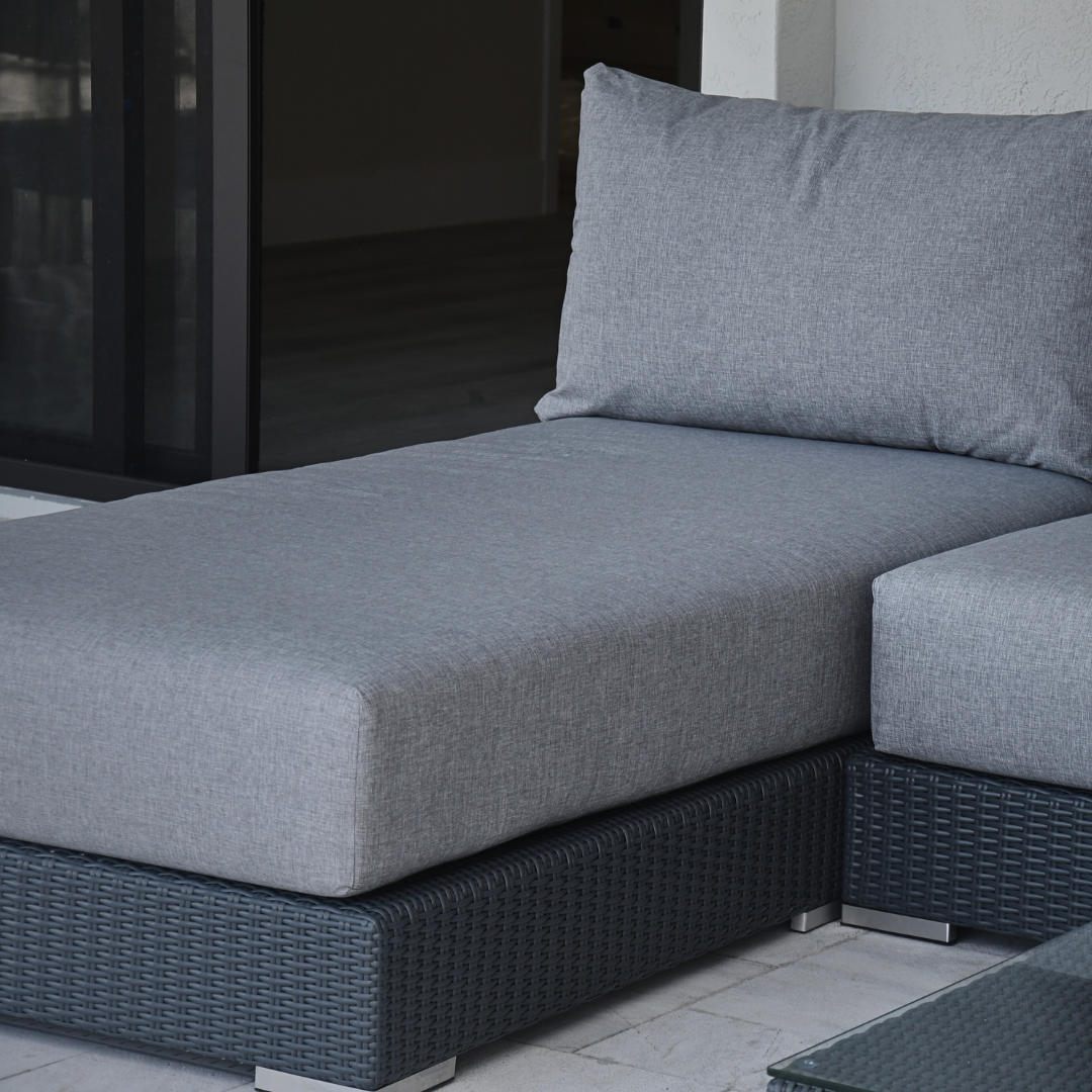 LA VIDA RELAX. Sectional Wicker Lounge Set. Includes 5 Modules, 5 Mattresses, 6 Big Cushions, 6 Roll Cushions And Table