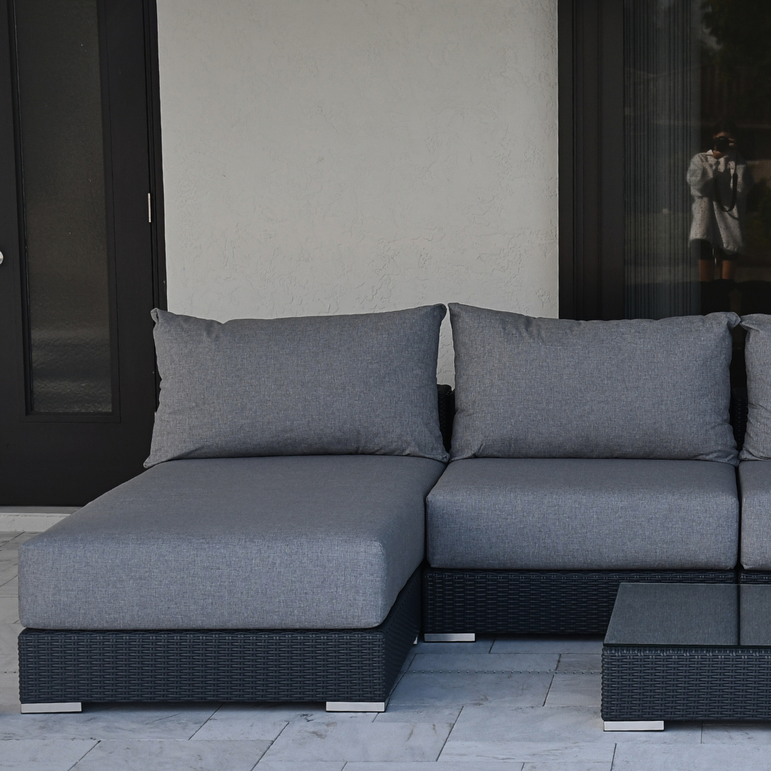 LA VIDA RELAX. Sectional Wicker Lounge Set. Includes 5 Modules, 5 Mattresses, 6 Big Cushions, 6 Roll Cushions And Table